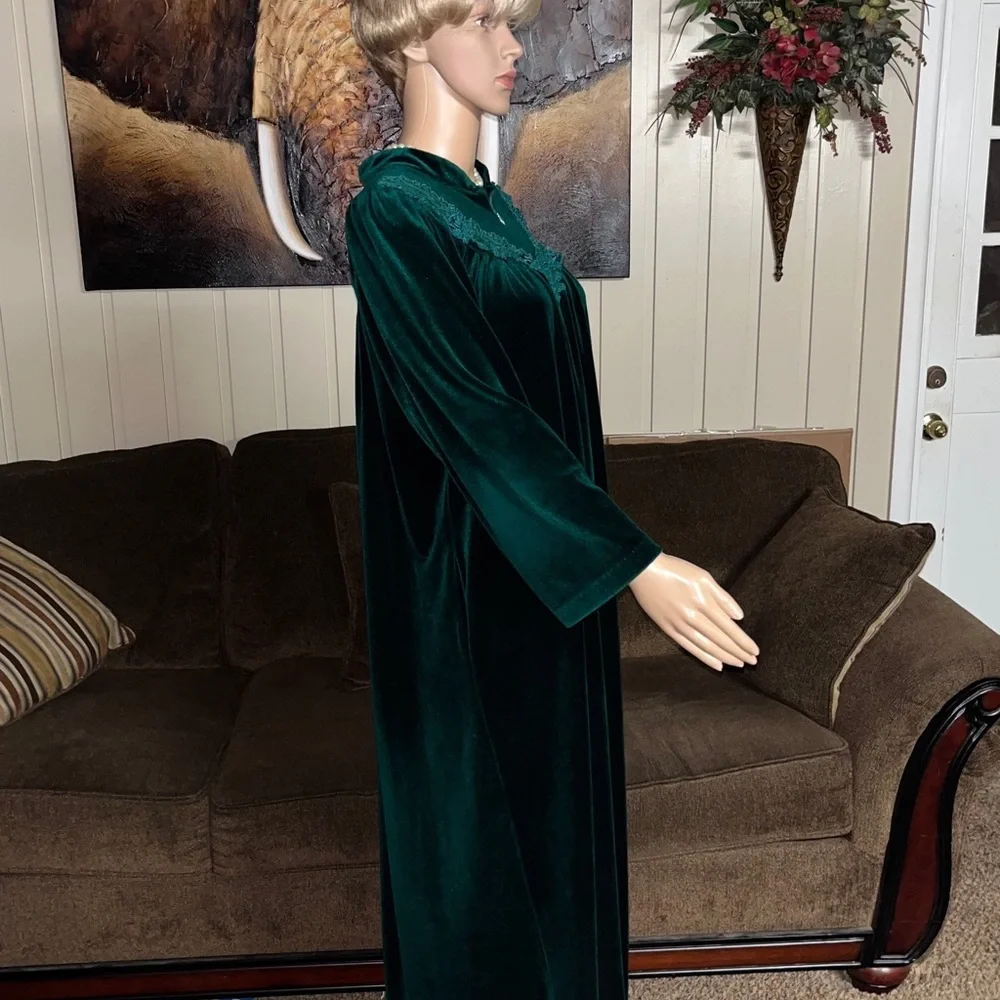 Komar ~ Vintage ~ Women’s Large ~ Velvet ~ Green Robe W/ Floral Lace - Picture 11 of 16